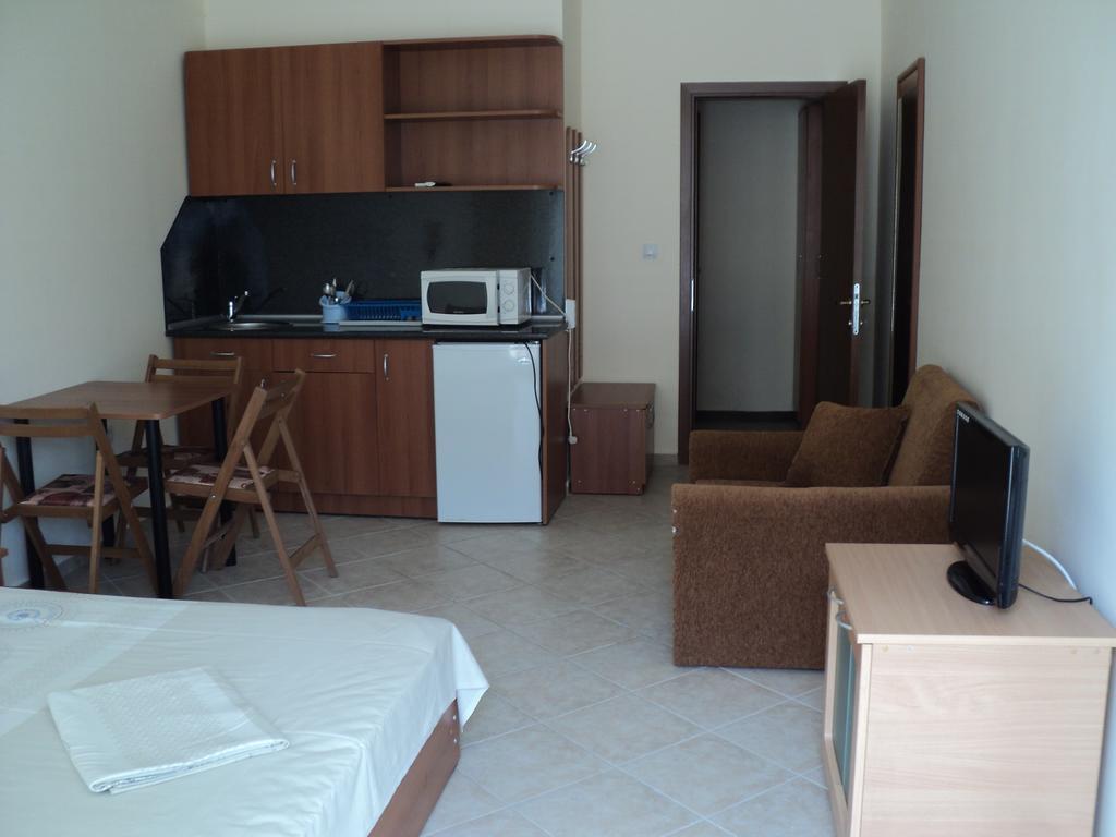 Meni Apartments And Guest Rooms Созополь Экстерьер фото