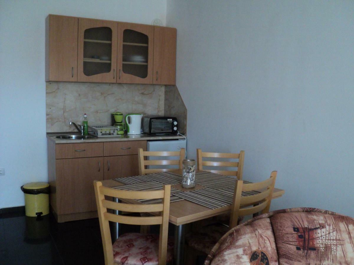 Meni Apartments And Guest Rooms Созополь Экстерьер фото